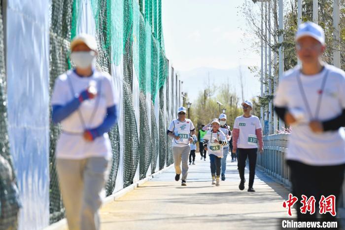 圖為5公里歡樂(lè)跑現(xiàn)場(chǎng)。　貢嘎來(lái)松 攝