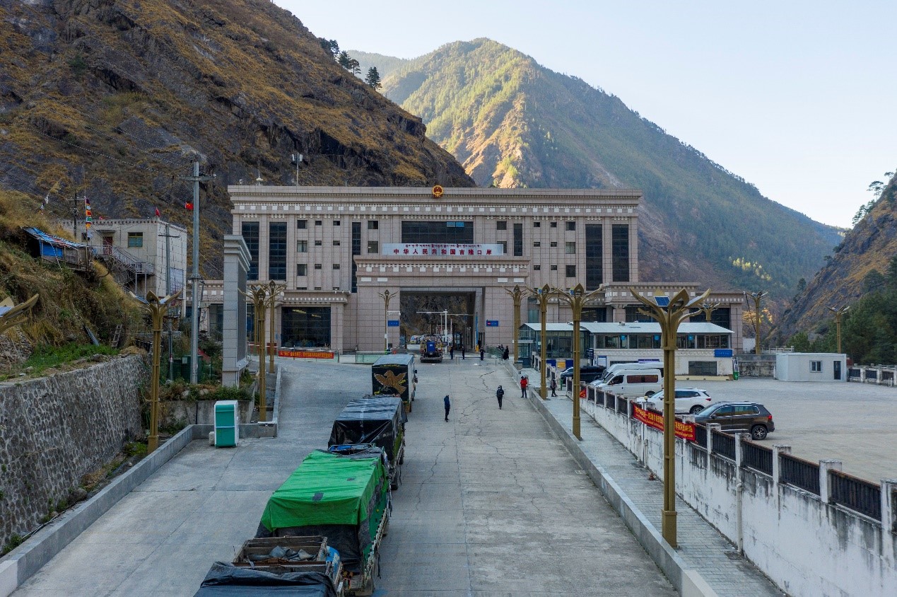 吉隆口岸正在等待出境的車輛。人民網(wǎng)記者 唐宋攝