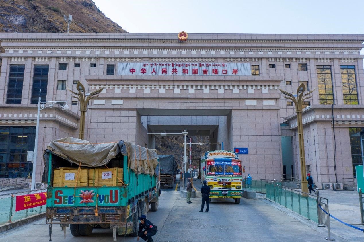 吉隆口岸移民管理警察正在檢查出入境車輛。人民網(wǎng)記者 唐宋攝