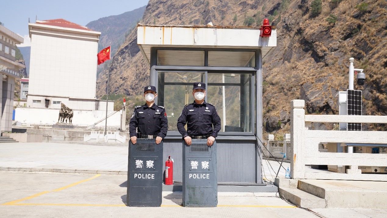 吉隆口岸移民管理警察正在執(zhí)勤。人民網(wǎng)記者 唐宋攝