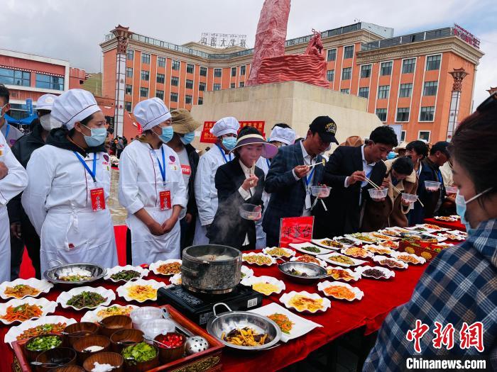 圖為2022年，班戈縣“鄉(xiāng)村振興那曲奮進(jìn)”廚藝大賽現(xiàn)場(chǎng)。資料圖 那曲市“鄉(xiāng)村振興 那曲奮進(jìn)”活動(dòng)辦供圖