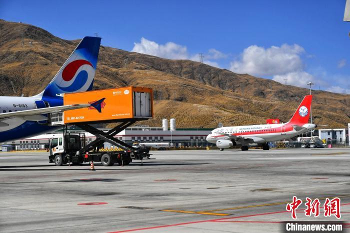 圖為藍天下的高原機場?！≈芎?攝