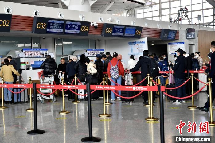 圖為旅客辦理登機手續(xù)?！≈芎?攝