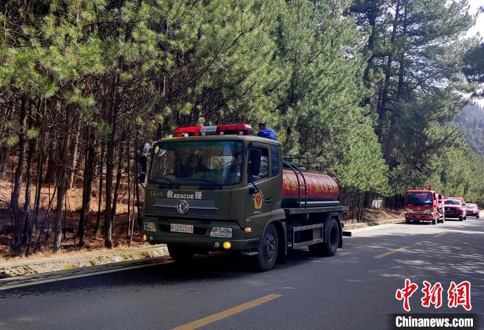 林芝市森林消防支隊(duì)米林中隊(duì)在米林縣一帶開展灑水增濕作業(yè)?！≮w健宇 攝