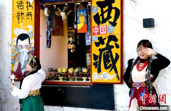 4月17日，游客身著藏式元素服裝在拉薩八廓街拍照留念?！±盍?攝