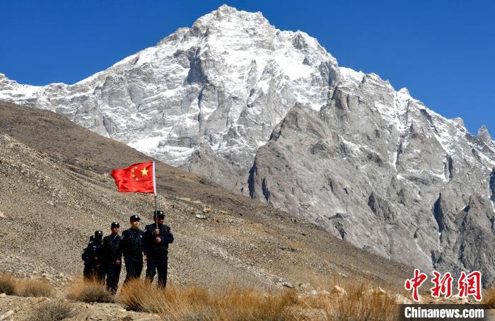 底雅邊境派出所民警夏永軍(右一)在巡邏中?！±盍?攝