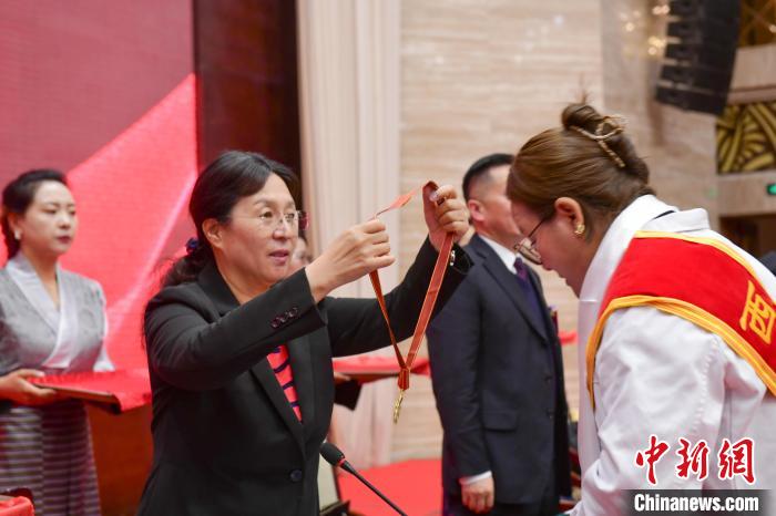 西藏舉辦“西藏十佳醫(yī)生、十佳護(hù)士”“西藏健康衛(wèi)士”表彰大會