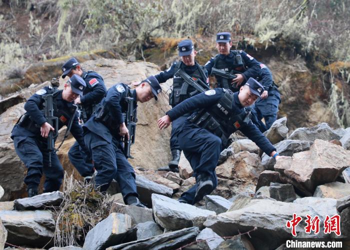 山南邊境管理支隊(duì)玉麥邊境派出所民警在邊境巡邏途中穿過亂石區(qū)?！∴嶇?攝