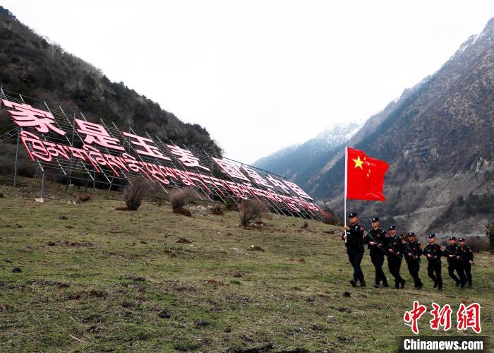 山南邊境管理支隊(duì)玉麥邊境派出所民警在轄區(qū)開展巡邏?！∴嶇?攝