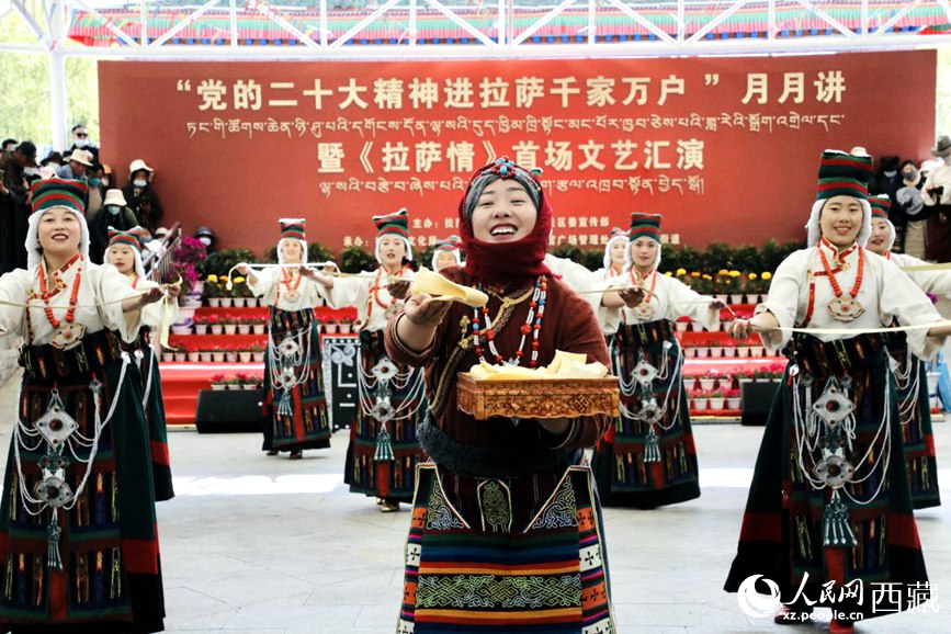 女子群舞《拉拉脫貧之路》。人民網(wǎng) 次仁羅布攝