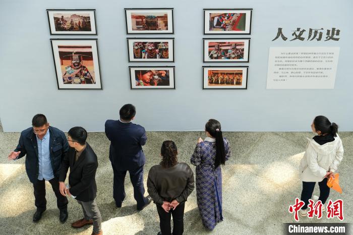 圖為觀眾觀看展覽。