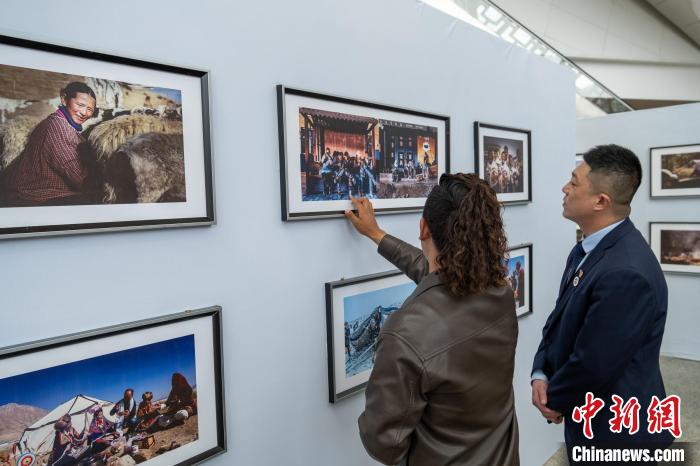 攝影師介紹自己的照片。　江飛波 攝