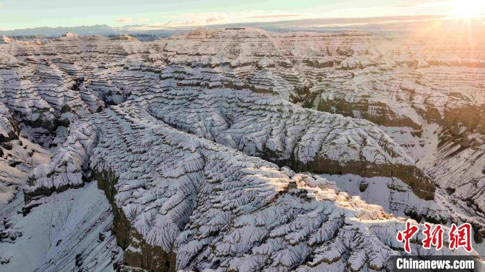 圖為參展攝影師拍攝的西藏阿里札達(dá)土林雪后風(fēng)光?！≈鬓k方 供圖