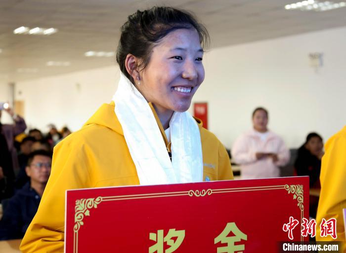 玉珍拉姆上臺領(lǐng)獎?！∝暣_ 攝