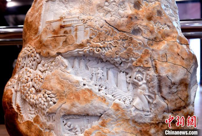 圖為5月16日，展覽中的漢白玉雕作品《猴子變?nèi)恕??！±盍?攝