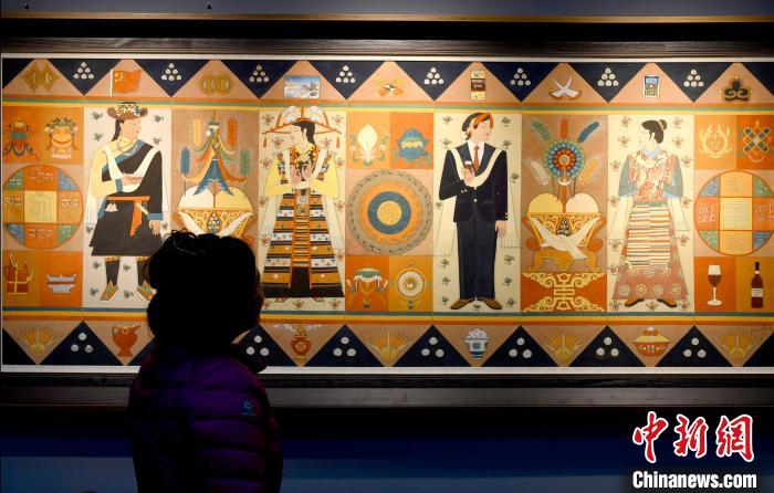圖為5月16日，觀眾正在欣賞展覽中的新創(chuàng)唐卡作品。　李林 攝