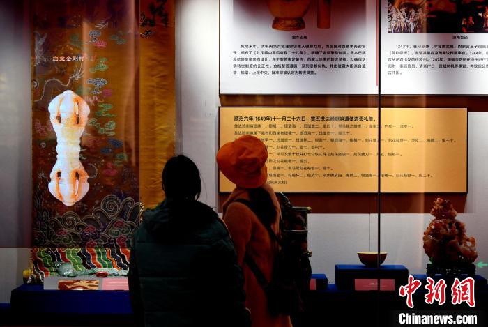 圖為5月18日，觀眾正在欣賞展覽?！±盍?攝