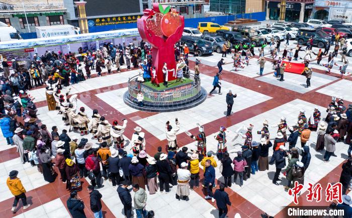 圖為“極地那曲 天際之旅”2023西藏那曲“中國旅游日”音樂美食嘉年華活動現(xiàn)場?！∧乔形幕吐糜尉止﹫D