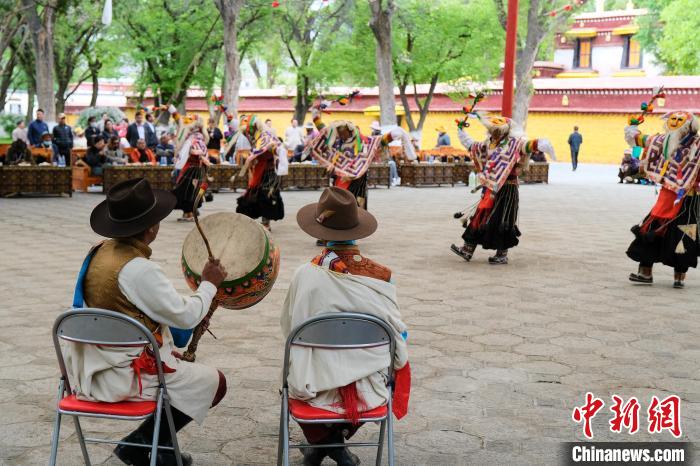 中國西藏發(fā)展論壇中外參訪嘉賓在拉薩羅布林卡觀藏戲、品卡塞