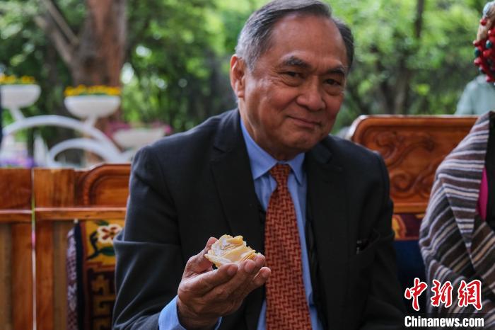 菲律賓駐華大使吉米·阿德里亞諾·弗洛克魯茲品嘗卡塞?！〗w波 攝