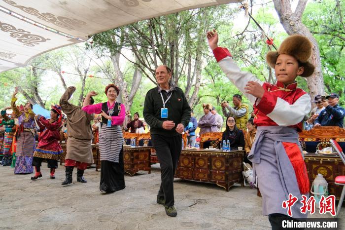 英國籍嘉賓柯馬凱(Michael Crook)加入鍋莊舞隊(duì)伍?！〗w波 攝