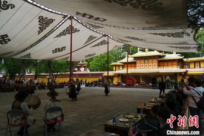 圖為當(dāng)日拉薩羅布林卡。　江飛波 攝