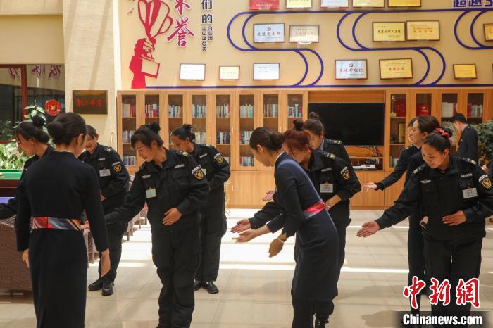 日喀則火車站客運(yùn)人員學(xué)習(xí)服務(wù)禮儀?！《飞降?攝