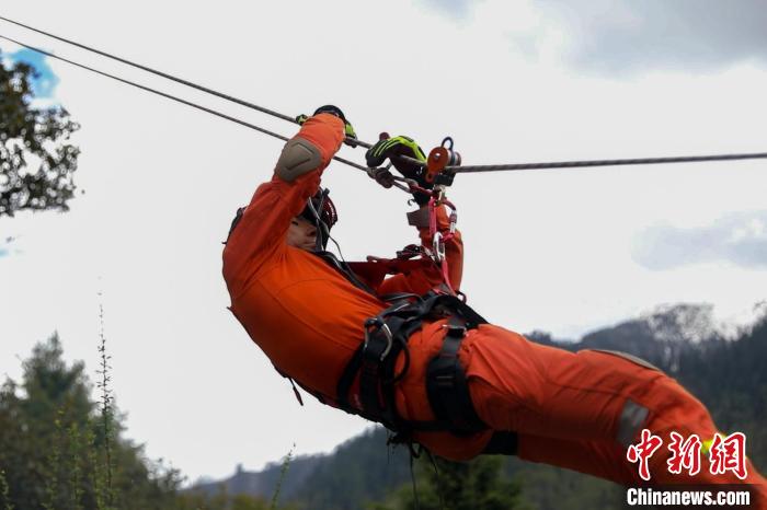 圖為消防員開展斜向救援訓練?！抢倮?攝