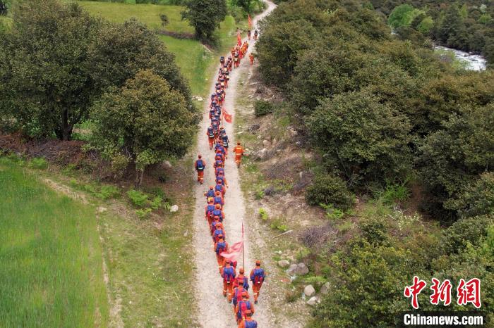 圖為西藏林芝森林消防員穿越山林?！●T怡凡 攝