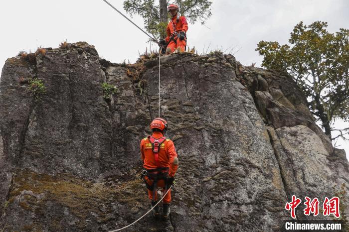 圖為消防員開展崖壁滑降訓練?！抢倮?攝