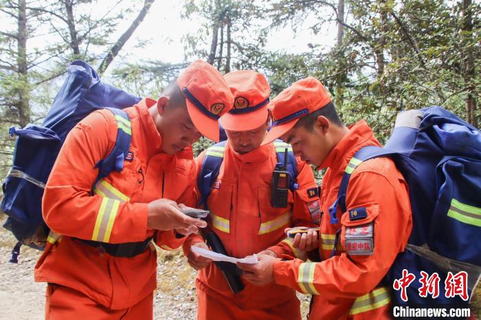 圖為消防員開展野外按圖行進訓練?！抢倮?攝