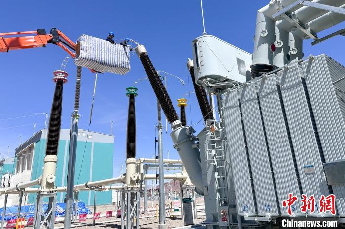 國(guó)網(wǎng)西藏電力組織檢修人員對(duì)設(shè)備進(jìn)行全面體檢?！?guó)網(wǎng)西藏電力有限公司 供圖