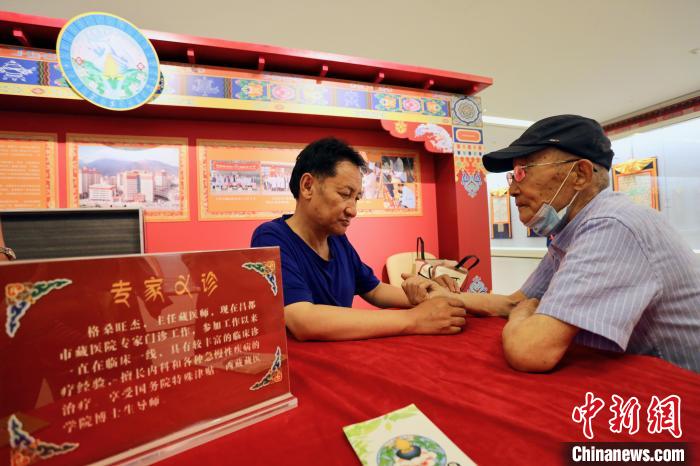 “藏韻瑰寶”藏醫(yī)四部醫(yī)典唐卡珍品展在天津美術(shù)館展出，展覽現(xiàn)場(chǎng)藏醫(yī)專家義診受歡迎?！⒖∩n 攝