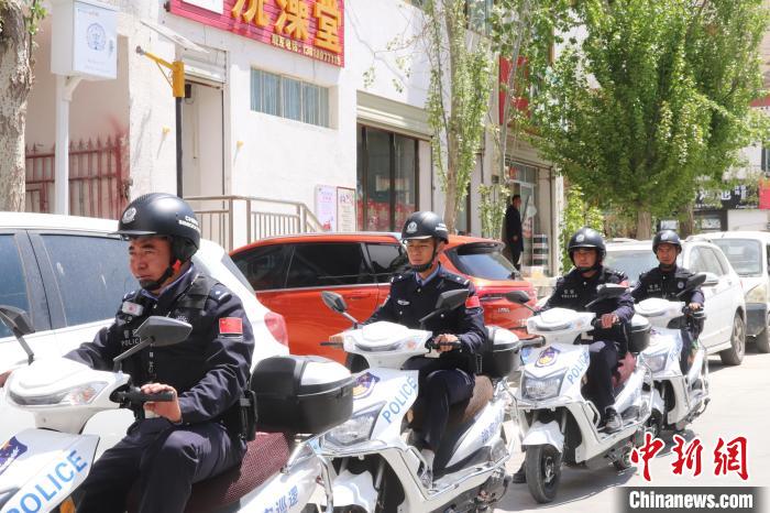 民警騎著電瓶車在轄區(qū)巡邏走訪?！↑S創(chuàng)偉 攝