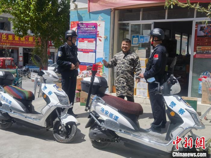 民警對轄區(qū)商鋪進(jìn)行走訪排查?！↑S創(chuàng)偉 攝