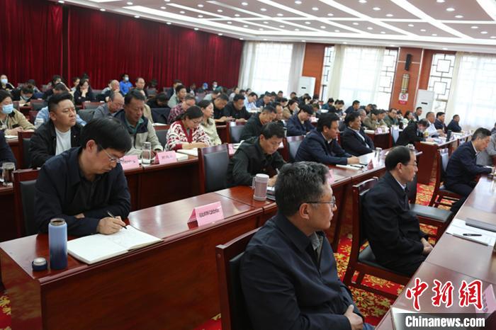 圖為專題黨課現(xiàn)場(chǎng)?！∝暽＠?攝