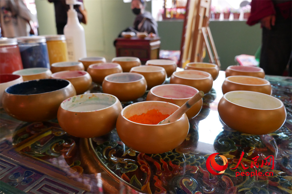 繪制唐卡所用的顏料。人民網(wǎng) 韋衍行攝