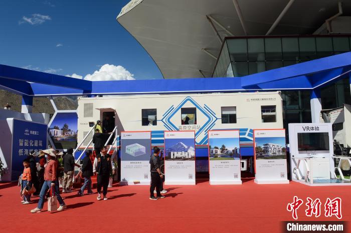 展覽現(xiàn)場，觀眾體驗(yàn)裝配式增壓增氧建筑。　湯葉 攝