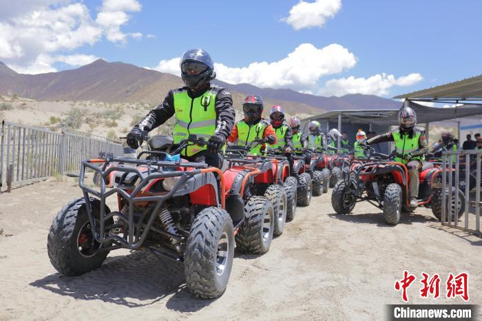 圖為比賽選手途經(jīng)扎囊沙漠公園?！∮文恋厍蚬﹫D