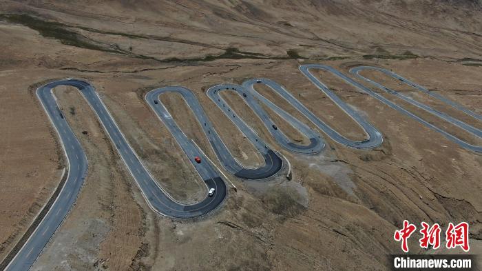 圖為騎手前往珠峰大本營途經108道拐。　游牧地球供圖