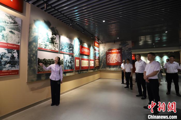 圖為西藏航空一行在臨沂市孟良崮戰(zhàn)役紀(jì)念館開(kāi)展主題教育活動(dòng)?！〗?攝