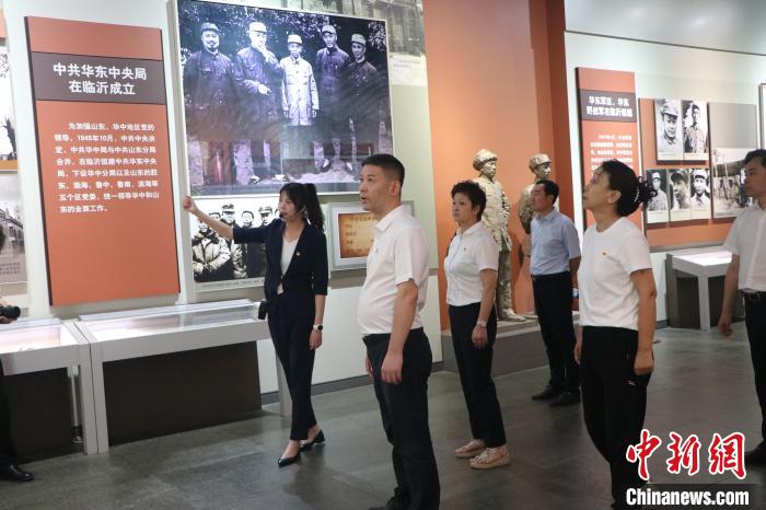 圖為西藏航空一行在臨沂市沂蒙革命紀(jì)念館開(kāi)展主題教育活動(dòng)。　姜博 攝