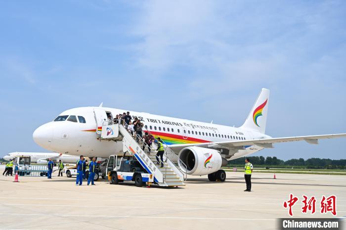 圖為旅客抵達(dá)機(jī)場(chǎng)?！≮w朗 攝