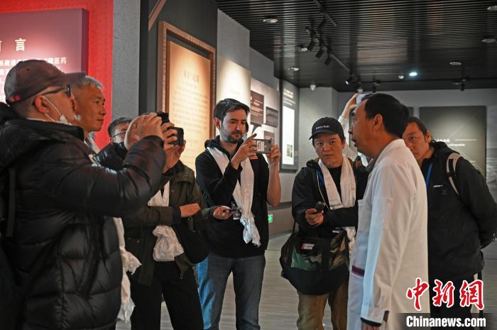 圖為中外媒體采訪西藏自治區(qū)藏醫(yī)院相關(guān)負(fù)責(zé)人?！≮w朗 攝