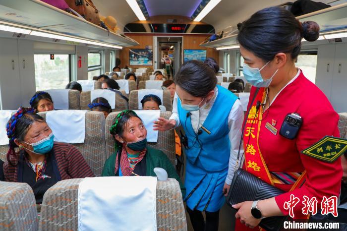 農(nóng)牧民乘坐高原復(fù)興號(hào)動(dòng)車組出行。　周悅翔 攝