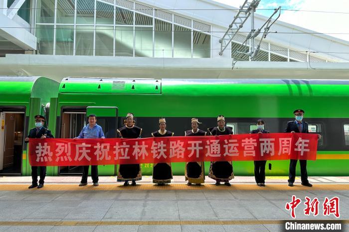 中國(guó)鐵路青藏集團(tuán)有限公司慶祝拉林鐵路開通運(yùn)營(yíng)兩周年?！±詈Ｐ?攝
