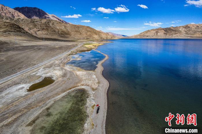 班公湖又稱措木昂拉仁波，藏語意為“長脖子天鵝”?！↓埿▲P 攝