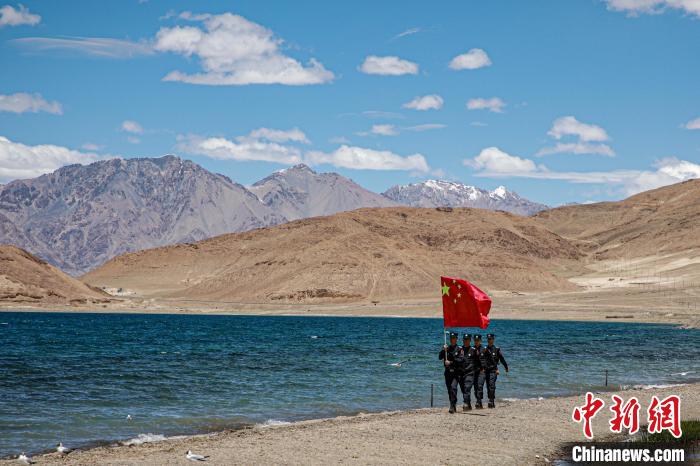 班公湖邊境派出所民警巡邏在班公湖畔?！↓埿▲P 攝