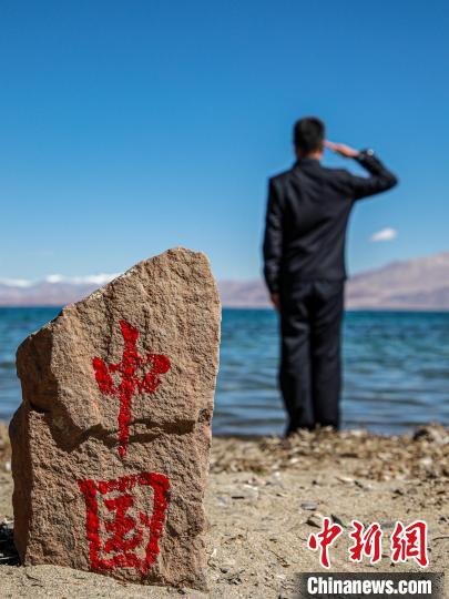 班公湖畔的“中國”標(biāo)記?！↓埿▲P 攝