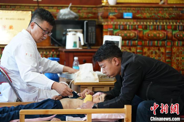 6月27日，西藏康馬縣雙語幼兒園的孩子參加先心病篩查?！√K丹 攝